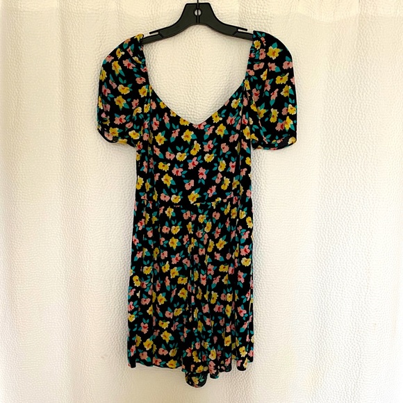 Black floral printed romper. - Picture 2 of 7